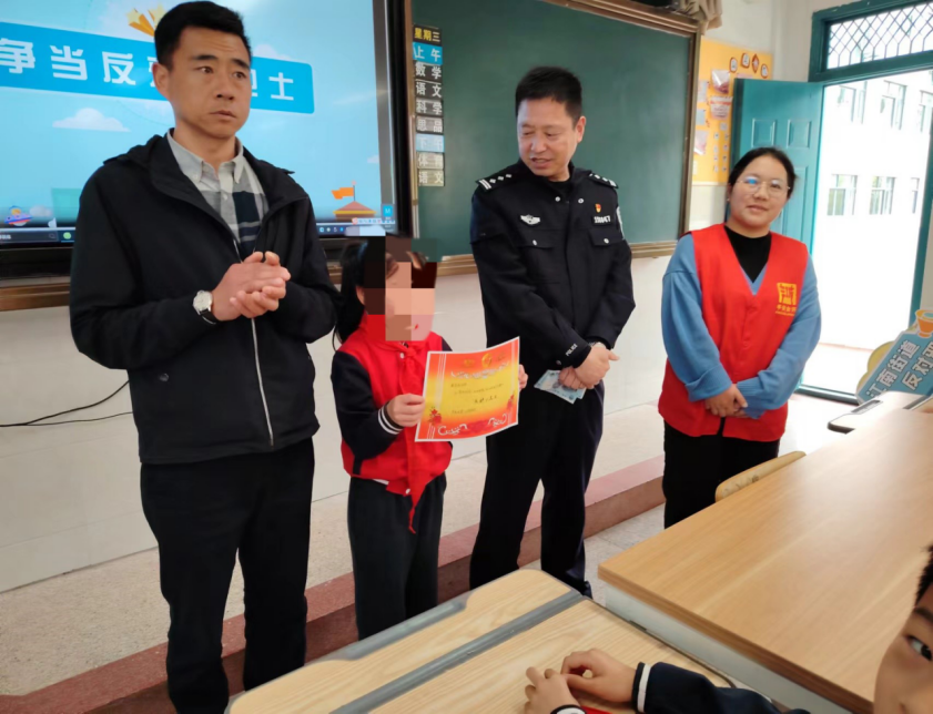 浙江省金华开发区江南街道：  学生主动上交反宣币   反邪教小卫士受表扬431.png